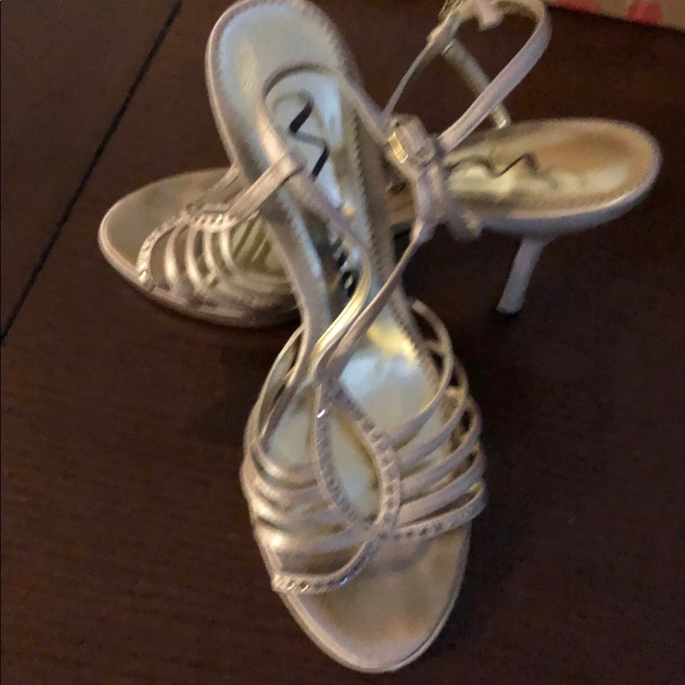 NINA Gold sandals w/rhinestones - Picture 3 of 5